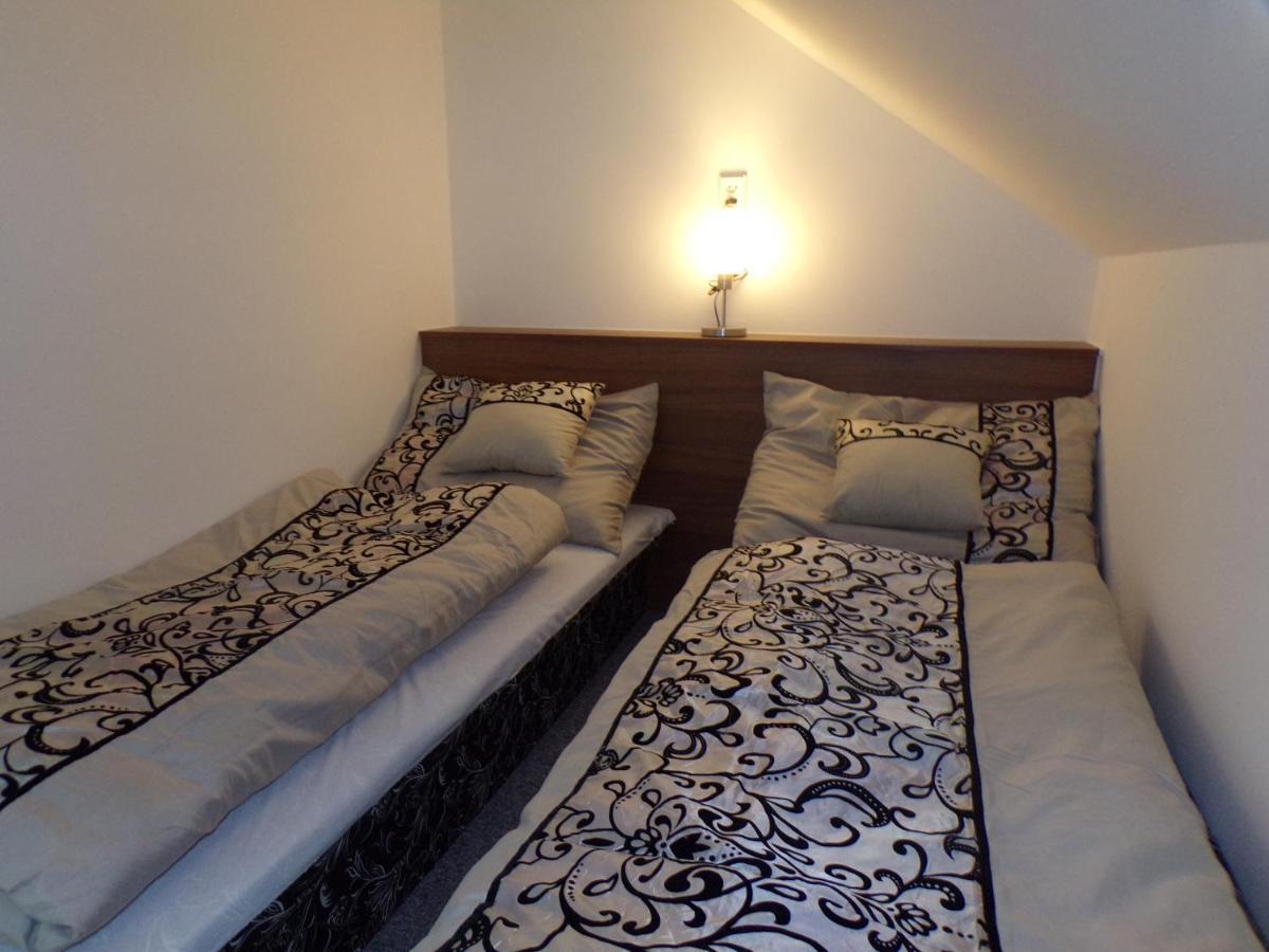 U Kremilka Hotel Jicin Bagian luar foto
