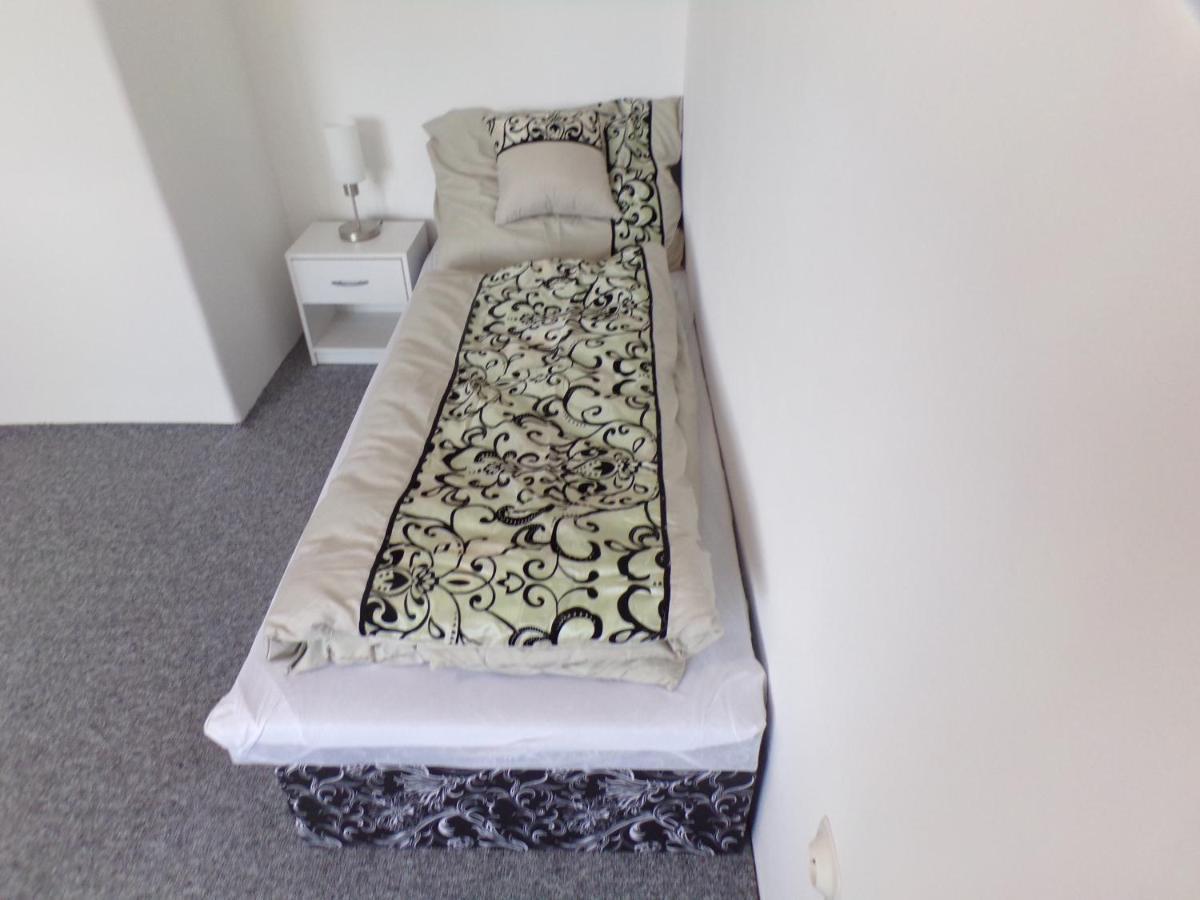 U Kremilka Hotel Jicin Bagian luar foto