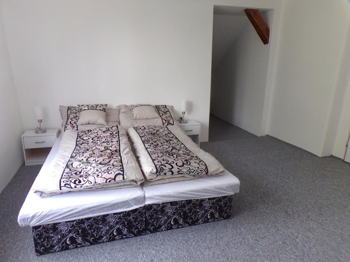 U Kremilka Hotel Jicin Bagian luar foto