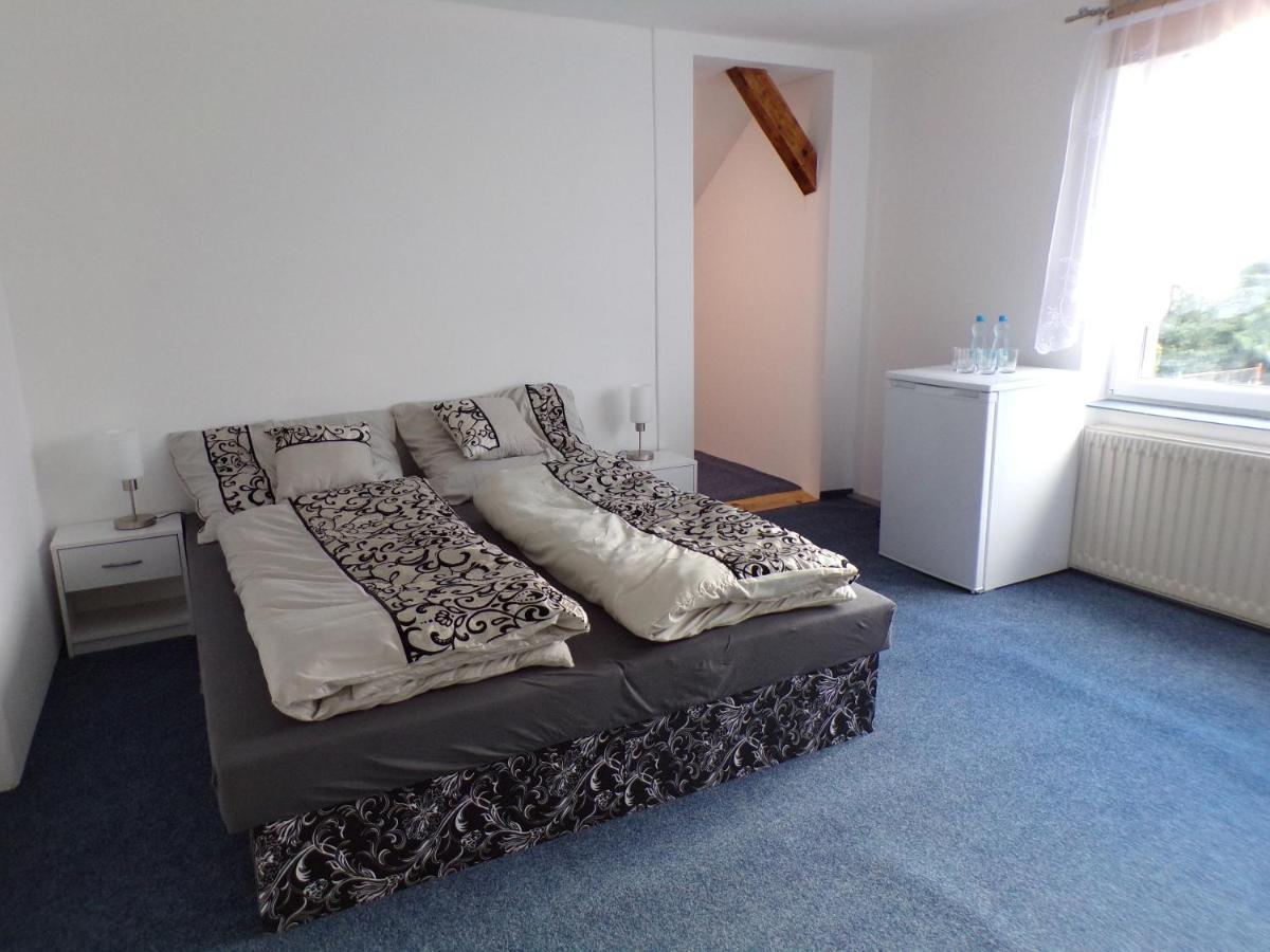 U Kremilka Hotel Jicin Bagian luar foto