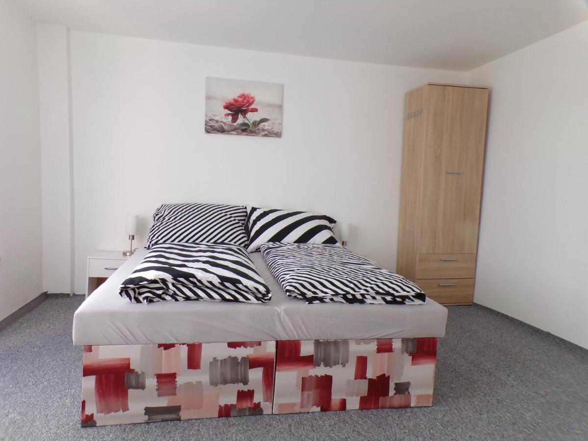 U Kremilka Hotel Jicin Bagian luar foto